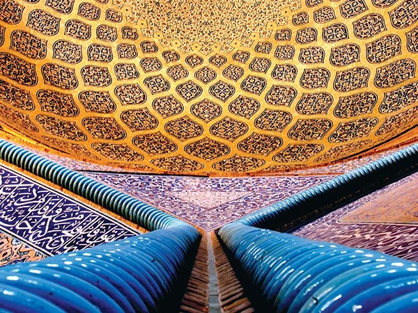 هناك من يعكر الماء ليصطاد فيه