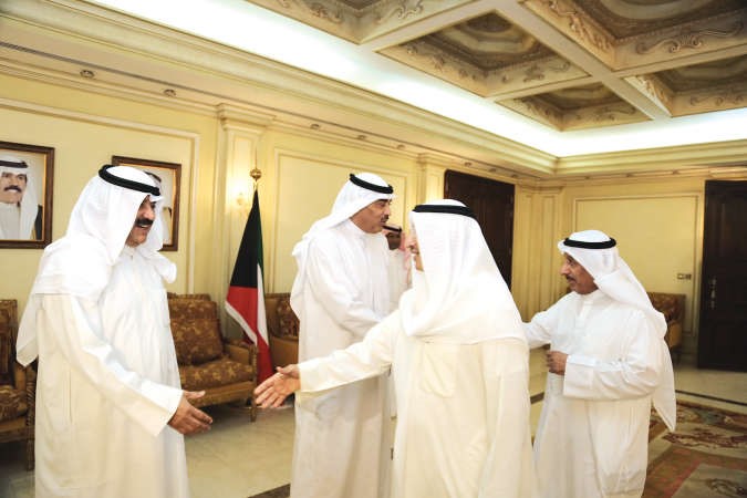 الشيخ صباح الخالد مستقبلا موظفي الخارجية بحضور خالد الجارالله ﻿