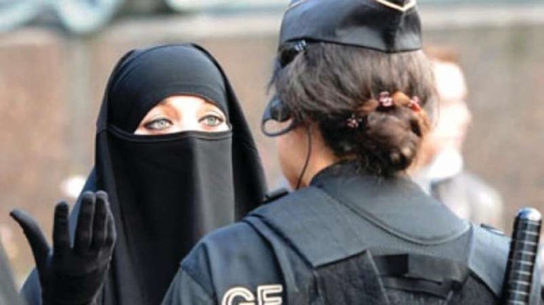 القضاء الفرنسي يحسم قضية حرية ارتداء النقاب