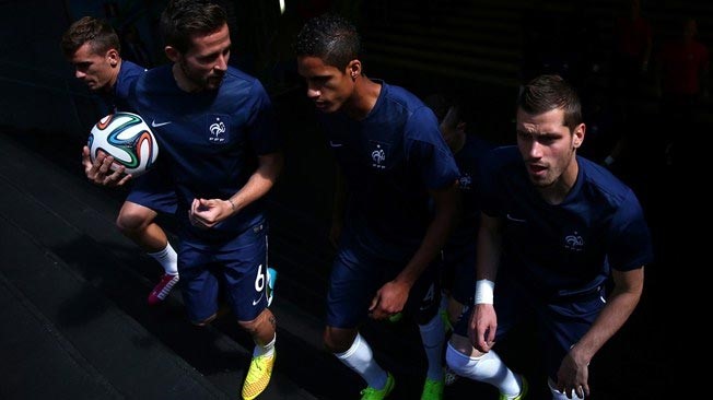 لاعبو منتخب فرنسا في طريقهم للملعب لفترة الاحماء