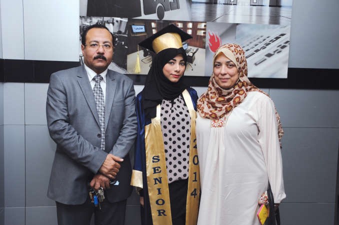 نسرين مع والديها						فريال حماد﻿