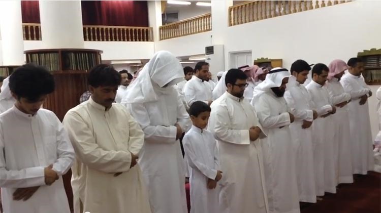 بالفيديو.. شبيه «السديس» بملامحه وصوته يؤم المصلين في السعودية 