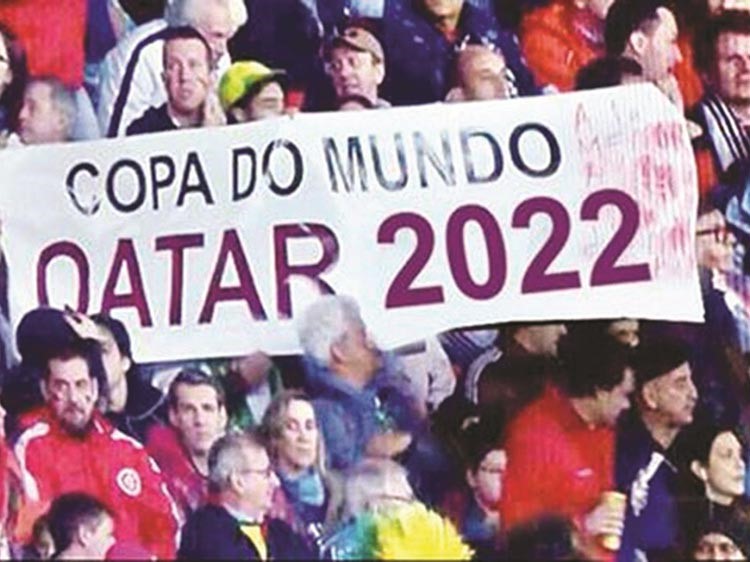 بالفيديو.. جمهور الجزائر يرفع لوحة مكتوب عليها «مرحبا بكم في قطر 2022»