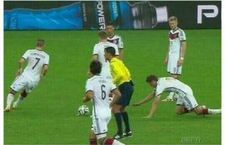 بالصور.. صحف في ألمانيا سخرت من الجزائريين والصيام بصورة مهينة قبل المباراة.. شاهد بأي صورة تم الرد عليها