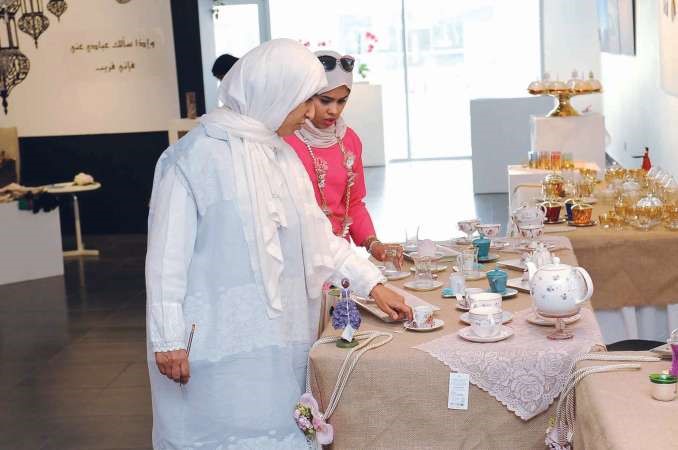 د حنان الصالح وجولة في معرض مسراي اسامة ابوعطية