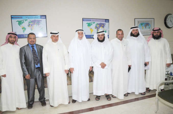 د خالد المذكور متوسطا دعبدالله العجيل والحضور في اللقاء