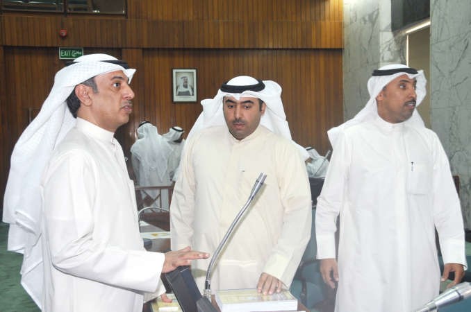مهلهل الخالد واسامة العتيبي ومنصور الخرينج اثناء الجلسة﻿