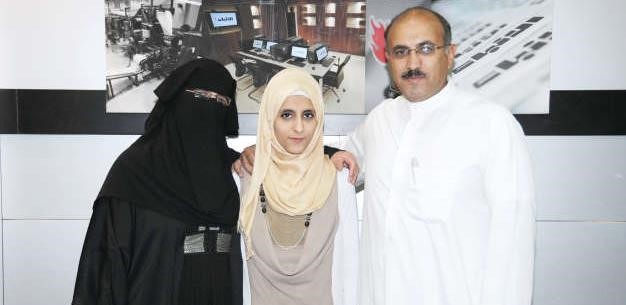 سيرين مصطفى تتوسط والديها	هاني الشمري﻿