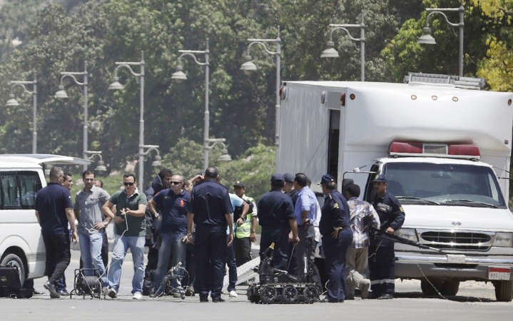 الشرطة المصرية واصلت تمشيط محيط قصر الاتحادية الرئاسي بحثا عنمتفجرات اخرى رويترز