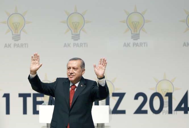 رجب طيب اردوغان محييا اعضاء حزب العدالة بعد اعلان ترشيحه للرئاسةاب 