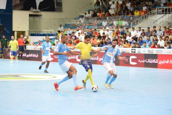 دفاع قوي من لاعبي القادسية على لاعب النصر السعودي ايهاب السعد
