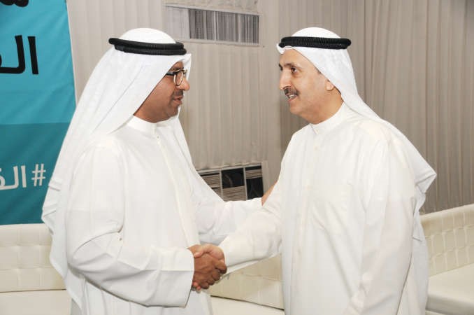 احمد القضيبي خلال استقباله احد الناخبين﻿