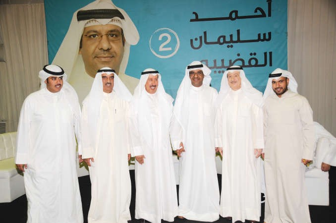  ويتوسط عبدالوهاب الهارون واحمد الهارون وبعض المباركين﻿