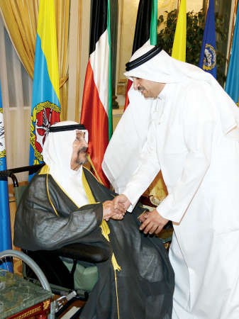 سمو الشيخ سالم العلي يتلقى التهنئة من محمد المطير