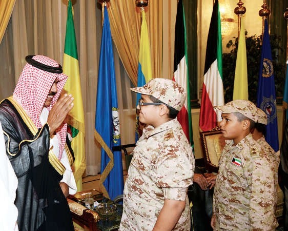 سمو ولي العهد في حديث باسم مع عدد من اشبال الكويت