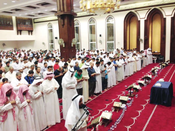 القارئ مشاري العفاسي يؤم المصلين في مسجد الراشد﻿