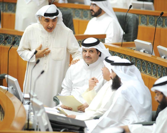 دعبدالحميد دشتي وسلطان اللغيصم خلال الجلسة
