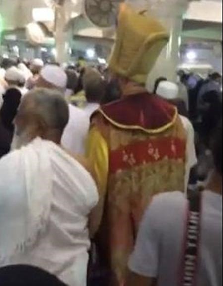 بالفيديو والصور.. رجل بلباس غريب جداً في الحرم المكي يثير فضول المعتمرين