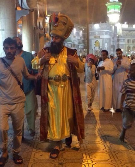 بالفيديو والصور.. رجل بلباس غريب جداً في الحرم المكي يثير فضول المعتمرين
