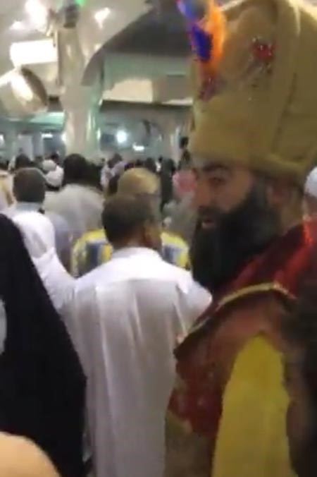 بالفيديو والصور.. رجل بلباس غريب جداً في الحرم المكي يثير فضول المعتمرين