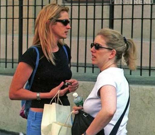 Julia Roberts مع شقيقتها عام 2002