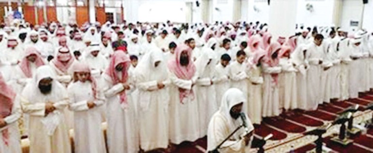 جموع المصلين في مركز ضاحية جابر العلي﻿
