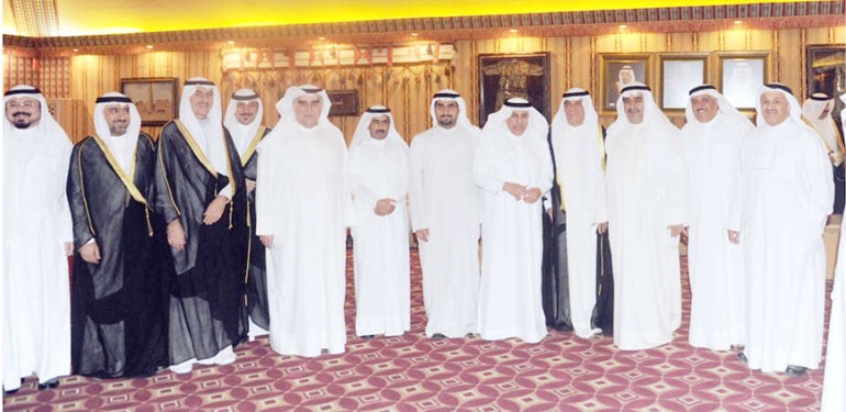 السفير السعودي متوسطا عددا من المهنئين ﻿