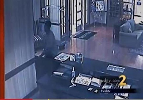 بالفيديو.. لص مدجج بالسلاح يجهش بالبكاء بعد فشله بسرقة فندق في اميركا