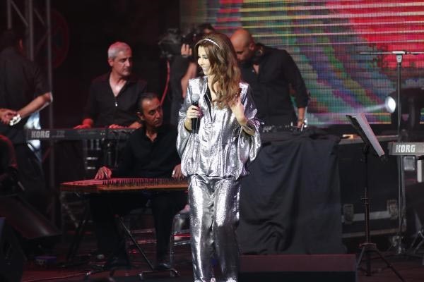 بالصور.. لماذا غيّرت نانسي عجرم فستانها في مهرجان لتشجيع السياحة في لبنان 