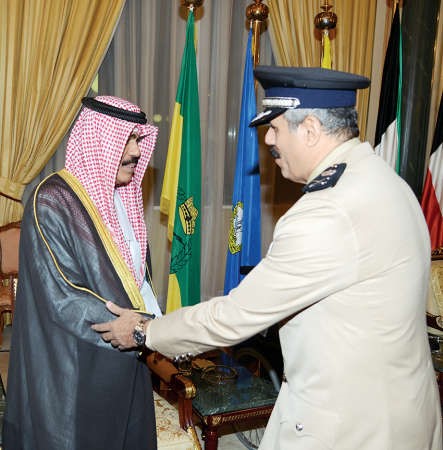سمو ولي العهد الشيخ نواف الاحمد يتلقى تهنئة اللواء الشيخ فيصل النواف﻿