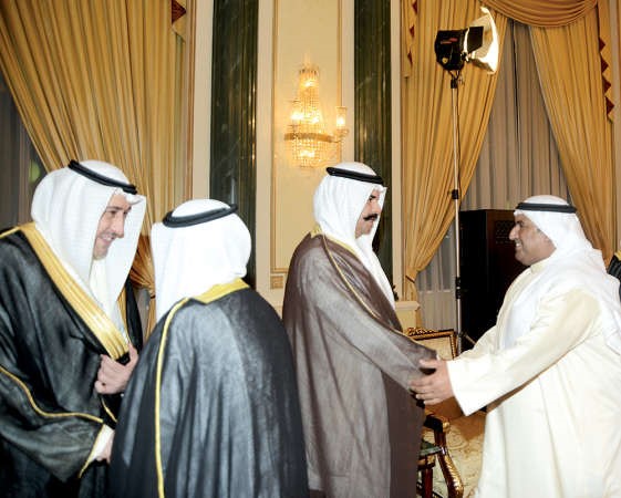 الشيخ فهد سالم العلي والشيخ فيصل الحمود في استقبال المهنئين﻿