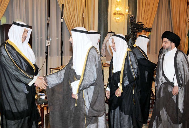 ابراهيم البغلي وعدد من المواطنين خلال تهنئتهم لسمو الشيخ جابر المبارك﻿