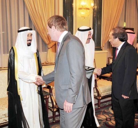 الشيخ احمد الحمود والشيخ علي الجابر يتلقيان التهاني﻿