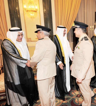 الشيخ علي الخليفة يتلقى تهنئة من اللواء الشيخ مازن الجراح﻿