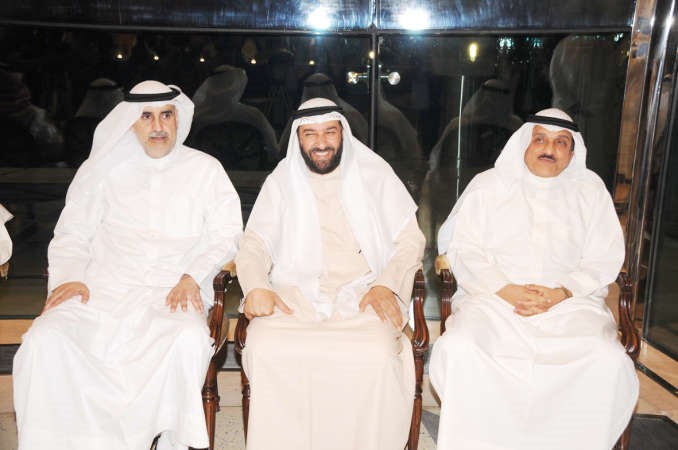 من اليمين علي بن سبت ودعلي العمير ونزار العدساني
