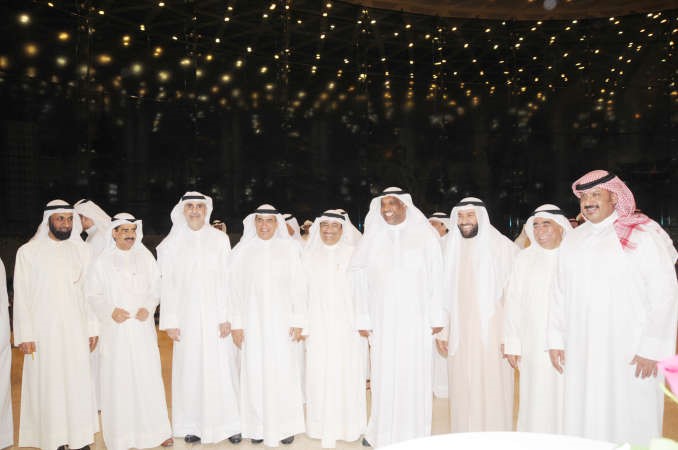لقطة جماعية لقياديي القطاع النفطي مع الوزير علي العمير خلال الغبقة الرمضانية السنوية انور الكندري 