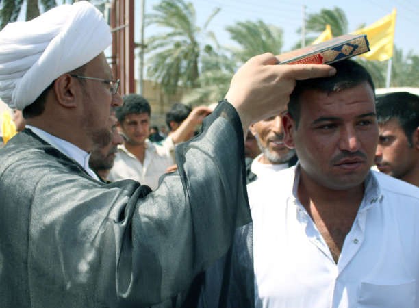 300 متطوع عراقي ينضمون الى لواء المنتظر في النجف امس 	افپ ﻿