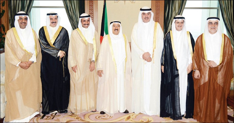 صاحب السمو الامير الشيخ صباح الاحمد لدى استقباله النواب الجدد وهم احمد القضيبي واحمد لاري وعبدالله المعيوف وفارس العتيبي ومحمد الرشيدي بحضور رئيس مجلس الامة مرزوق الغانم