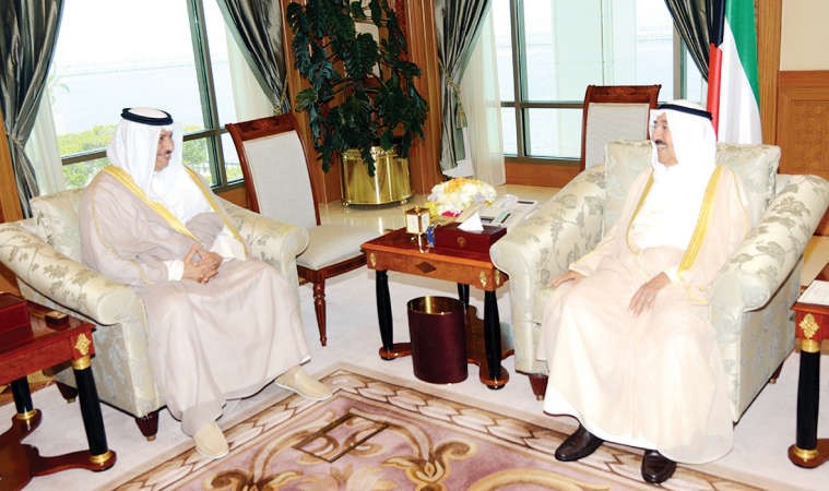 صاحب السمو الامير الشيخ صباح الاحمد خلال استقباله سمو رئيس الوزراء الشيخ جابر المبارك﻿