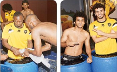 صورة: لاعبو الاتحاد السعودي داخل البراميل المجمدة