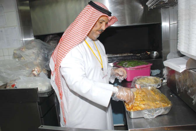 عبدالله اللميع يجري فحصا ظاهريا للمواد الغذائية