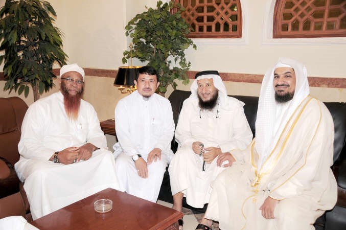 عدد من المهنئين