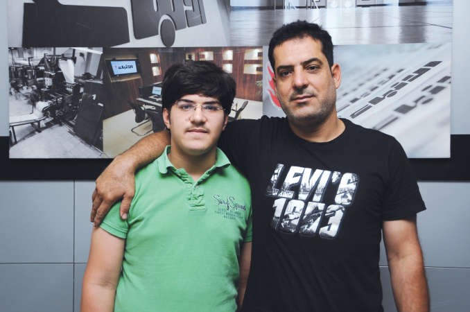 مصطفى مع والده 	فريال حماد﻿