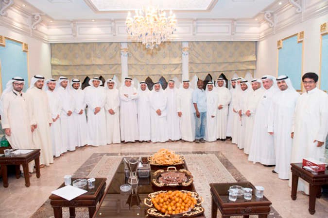د عمر البناي متوسطا الحضور في اللقاء