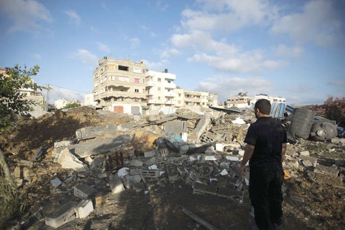 فلسطيني يتفقد موقع منزله المهدم بعد قصف اسرائيلي لغزة امس افپ

