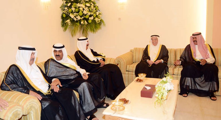 سمو ولي العهد الشيخ نواف الاحمد والشيخ مشعل الاحمد مع الوفد المرافق لرئيس الوزراء البحريني