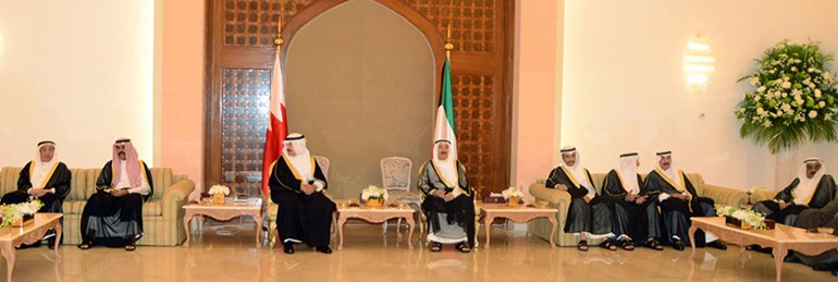 صاحب السمو الامير الشيخ صباح الاحمد مستقبلا رئيس وزراء البحرين صاحب السمو الملكي الامير خليفة بن سلمان ال خليفة بحضور سمو ولي العهد الشيخ نواف الاحمد ومرزوق الغانم وجاسم الخرافي والشيخ جابر العبد الله والشيخ فيصل السعود