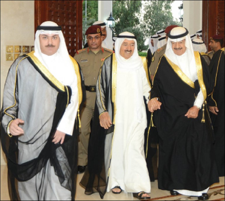 صاحب السمو الامير الشيخ صباح الاحمد لدى استقباله صاحب السمو الملكي الامير خليفة بن سلمان رئيس وزراء مملكة البحرين ويبدو الشيخ خالد العبدالله