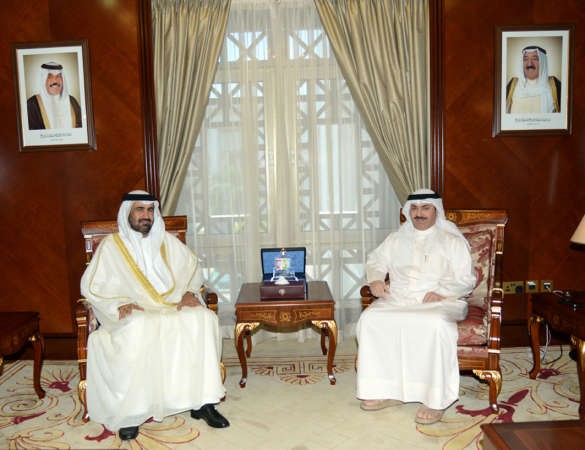الشيخ خالد العبد الله مستقبلا السفير الاماراتي 