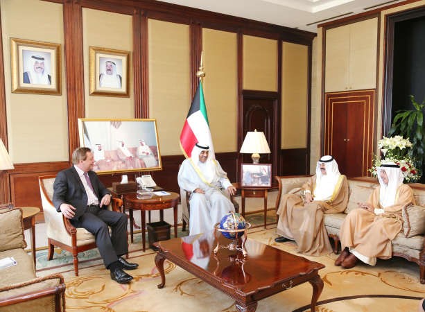 الشيخ صباح الخالد خلال استقباله سفير المملكة المتحدة فرانك بيكر بحضور خالد الجارالله والشيخ د احمد ناصر المحمدد